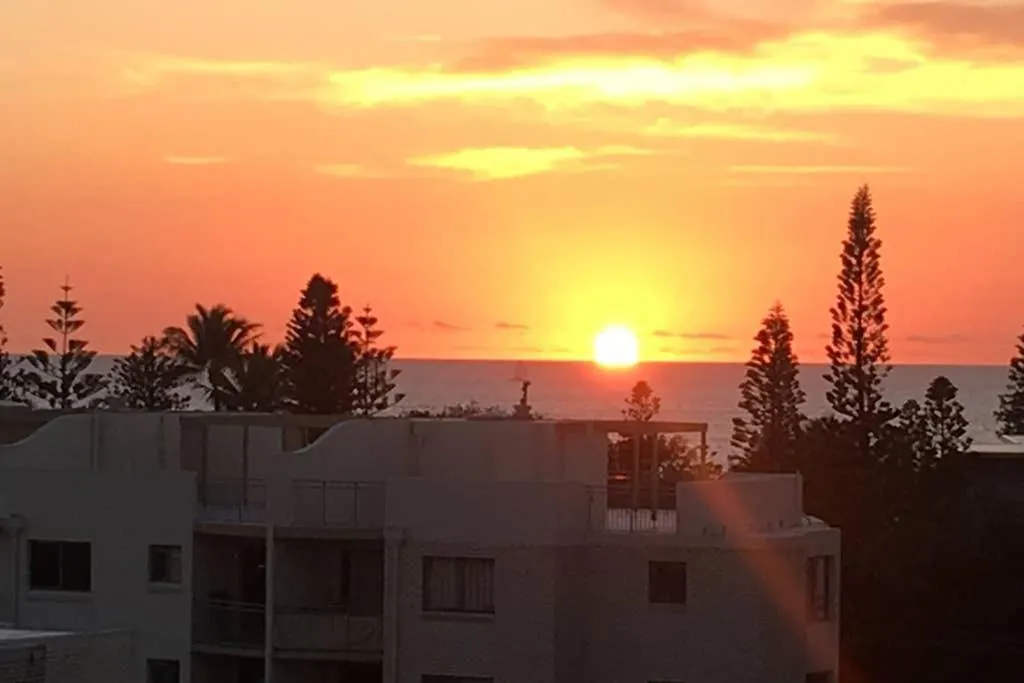 Beach Luxury Upmarket 2B 2B Ocean Views 250M To Buddina Beach!